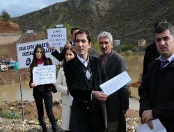 Tunceli'de Çevreciler, Limak Holding'e Ait Tabelayı Sökerek Baraj Yapımlarını Protesto Etti