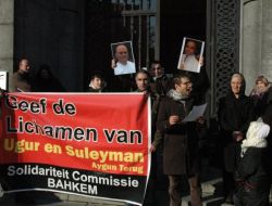 Türklerden Belçika Adalet Bakanlığı Önünde ‘cenaze’ Protestosu