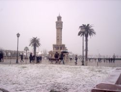 İzmirlilerin 16 Yıl Sonra Saat Kulesi Önünde Kar Topu Sevinci