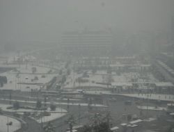 Kar İzmir'i Beyaza Bürüdü