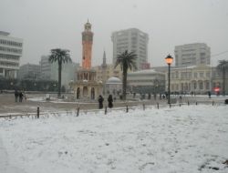Kar İzmir'i Beyaza Bürüdü