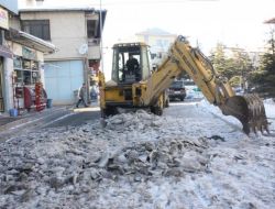 Şuhut'ta Yolları Kaplayan Buzlar Temizleniyor