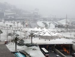 İzmirliler Yıllar Sonra Yağan Karın Keyfini Çıkardı