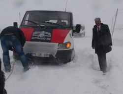 Ardahan'da Köylere Ekmek Götüren 4 Kişi Karda Mahsur Kaldı