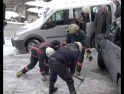 Buzlu Yolda Mahsur Kalan Otomobillere İtfaiyeden 'Sulu' Kurtarma