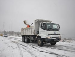 İzmir Büyükşehir, Buzlanmayı Önlemek İçin Yollara 450 Ton Tuz Döktü