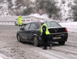 Manisa'da Kar Sebebiyle Yolda Kalan Sürücülerin Arabalarını Polisler İtti