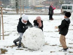 İzmir'de Çocuklar En Büyük Kardan Adamı Yapmak İçin Yarıştı