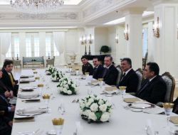 KÖŞK'TEKİ YEMEKTE BULUŞTULAR