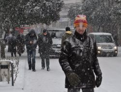 Etkili Kar Yağışı Balıkesir'i Beyaz Örtüyle Kapladı