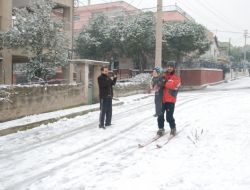İzmir Yağan Karı Fırsat Bildi, Sokakta Kayak Yaptı