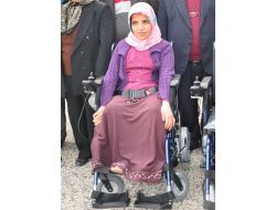 Evinden Dışarı Çıkamayan Engelliye Akülü Araba Hediye Ettiler