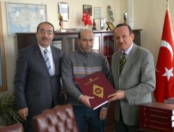 Müftü Akın, Engelli Memura Kabartmalı Kur’an Hediye Etti