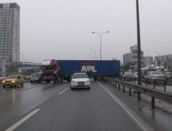 Park Edildiği Yerden Kayan Tır, E-5 Karayolunu Felç Etti