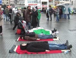 Ölü Taklitli Protesto Vatandaşları Korkuttu