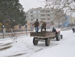 Edremit'e 4 Yıl Sonra Kar Yağdı, Yollar Buz Pistine Döndü