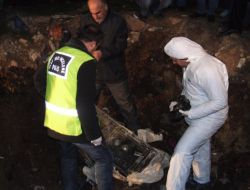 Polis, Kepçeyle Hırsızların Gömdüğü Kasayı Aradı