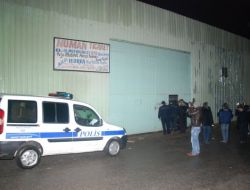 Hırsız Arayan 2 Polis Çatıdan Düşerek Yaralandı