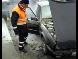 Yanan Otomobili Karla Söndürmek İstedi