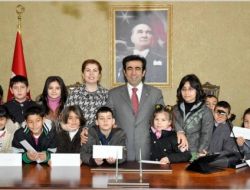 Vali Güzeloğlu Başarılı Öğrencileri İstanbul’a Geziye Gönderdi