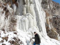 Ardahan'da Termometreler Eksi 30’u Gösterdi, 10 Metrelik Buz Sarkıtları Oluştu