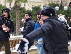 Bakü’de Öğrencilerin 'Kartopu Savaşı' Kameraya Böyle Yansıdı