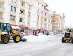 Pursaklar'da Belediye Ekiplerinin Kar Mesaisi Devam Ediyor