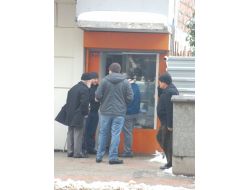 Duvarı Delip 5 Bin Liralık Takı Çaldılar