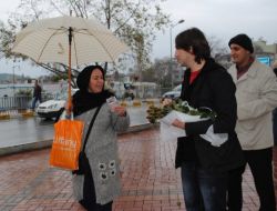 Maçed, Mevlit Kandili Nedeniyle 600 Gül Dağıttı