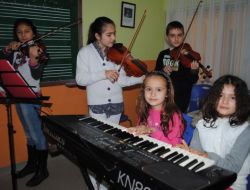 Barış Manço'yu Şarkılarını Seslendirerek Andılar