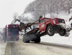 Hopa Cankurtaran Geçidi'nde Buz Tutan Yolda Ulaşım Güçlükle Sağlanıyor