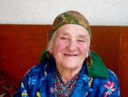 Tacikistan’da 76 Yaşındaki Kadının Tek İlacı Buzlu Su Ve Dışarıda Yatmak