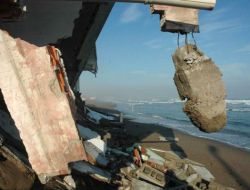 Karadeniz'in Dev Dalgaları, Karasu Sahildeki 6 Yazlık Evi Yıktı