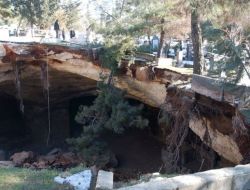 Mezarlıktaki Göçük Korkuttu, 25 Metrelik Çukur Oluştu