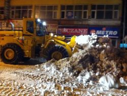 Bitlis'te Sabaha Kadar Çalışan Ekipler Çarşıyı Kardan Temizledi