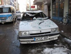 Çatıdan Düşen Buz Kütlesi, Otomobilin Tavanını Çökertti