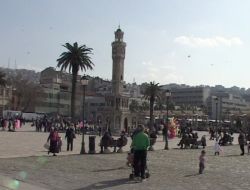 Üç Gün Önce Karla Uyanan İzmir, Yazdan Kalma Hava Yaşıyor