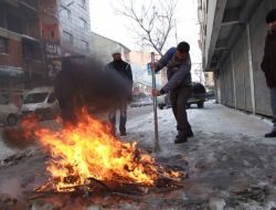 Tedaş Yetkililerinden Donan Toprağı Kazmak İçin İlginç Yöntem