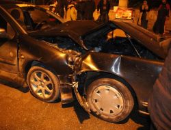 Otomobiller Kafa Kafaya Çarpıştı: 2 Yaralı