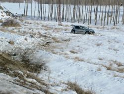 OTOMOBİL TARLAYA UÇTU!