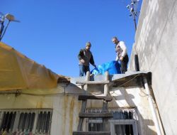 Damları Su Geçiren Fakir Ailelere Çadır Dağıtıldı