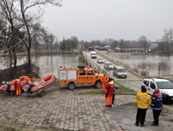 İş Yerleri Taşkın Riskine Karşı Boşaltılıyor