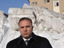 Bitlis Belediyesi Okul Bahçelerini Kardan Temizledi