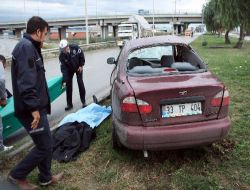Kaygan Yolda Direksiyon Hakimiyetini Kaybeden Sürücü Ağaca Çarptı: 1 Ölü, 1 Yaralı