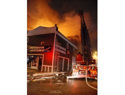 İzmir'de İki İşyerinin Çatısı Alev Alev Yandı