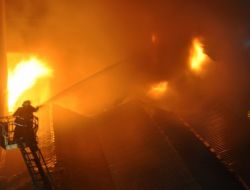 İzmir'de İki İşyerinin Çatısı Alev Alev Yandı