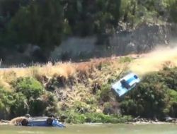 Ralli Aracının Nehre Uçma Anı Kamerada