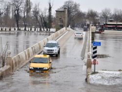 Taşkın Suyu Tunca Köprüsü'ne Girmeye Başladı