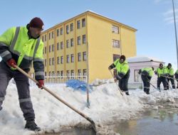 Keçiören Belediyesi'nden Okul Bahçelerinde Kar Temizliği