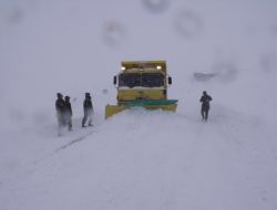Ardahan'da Önce Karla Mücadele Sonra Çay Keyfi